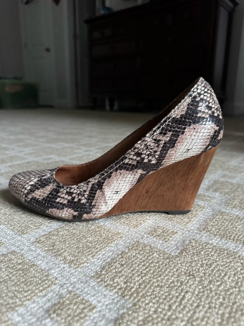 Clarks Snake Print Leather Wood Wedge Pumps Beige Brown Shoes Size 9
